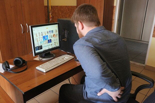 Ein Mann auf einem Computer